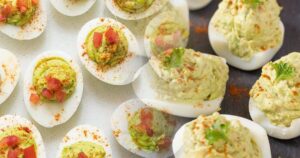 Deviled Eggs med Avokadomousse Recept: En Sofistikerad Twist för Din Nästa Samling