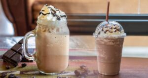 Sumérgete en el Delicioso Mundo Cremoso de un Mocha Frappe Batido